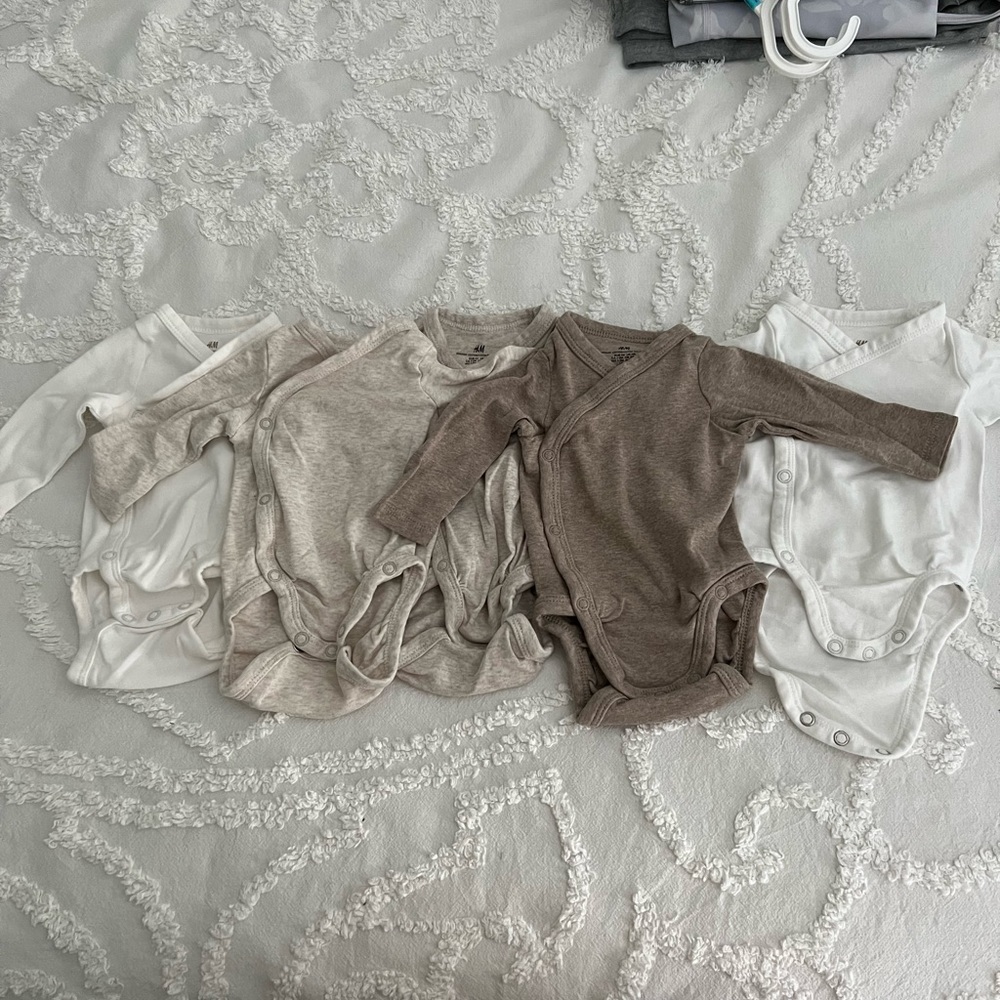 Bundle of 5 NB onesies